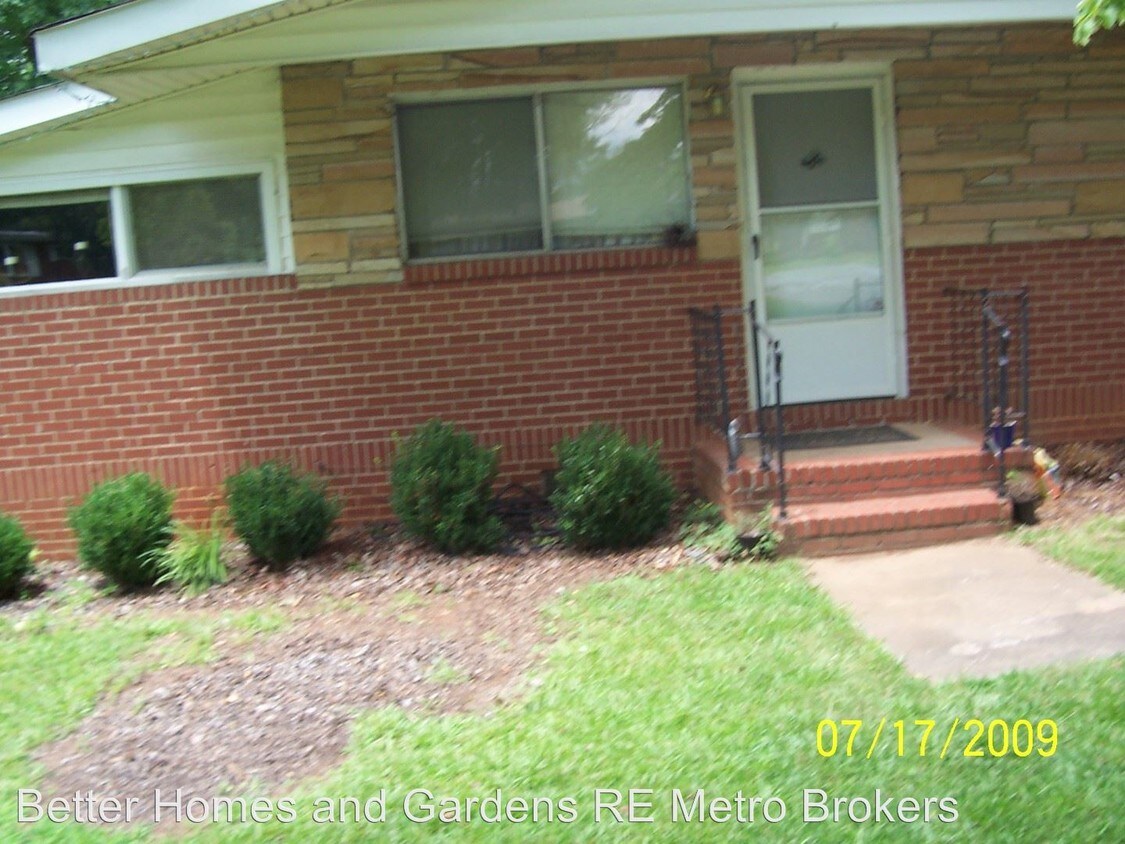 Primary Photo - 3617 Lakeshore Dr SW