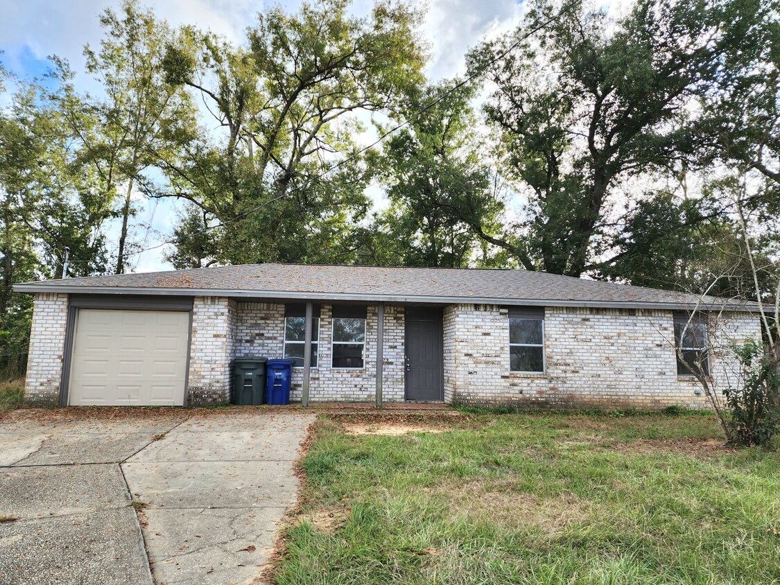 Primary Photo - Cul-de-sac home near downtown Foley!