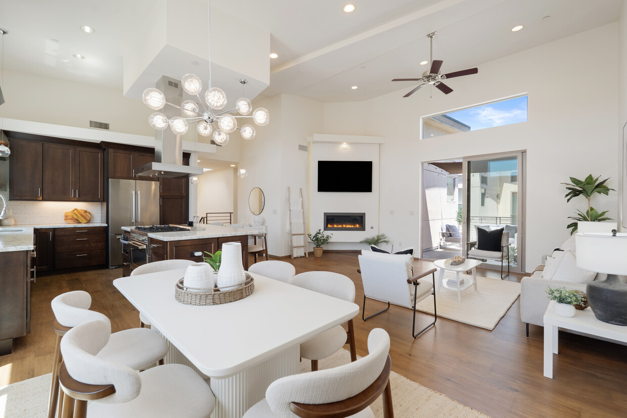Spacious living area - 2205 Rockefeller Ln