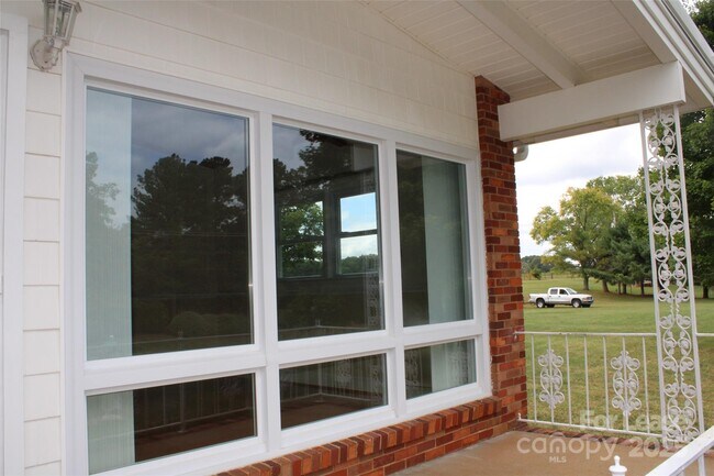 Foto del edificio - 4241 Burton Ln