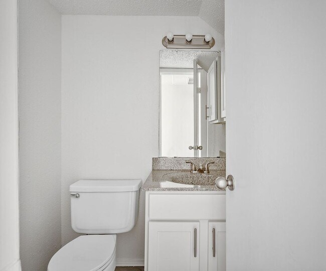 Foto del edificio - 2111 Holly Hall St