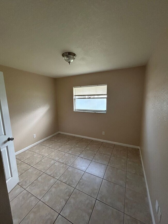 Building Photo - Spacious Three Bedroom Two Bath Home For R...