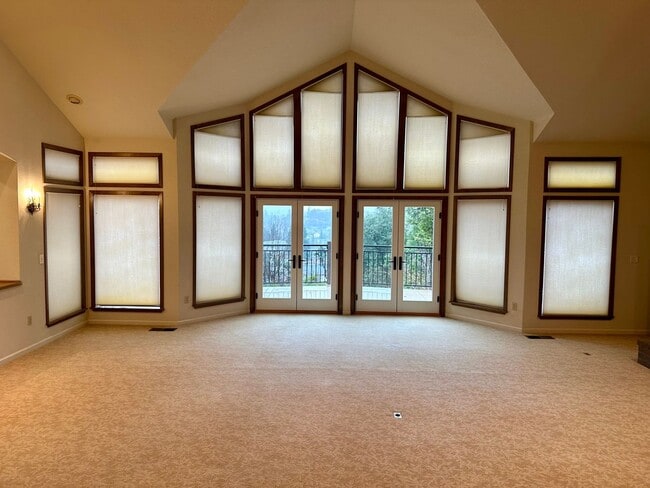 Foto del edificio - Available now, Executive 4 bdrm home with pool & hot tub!