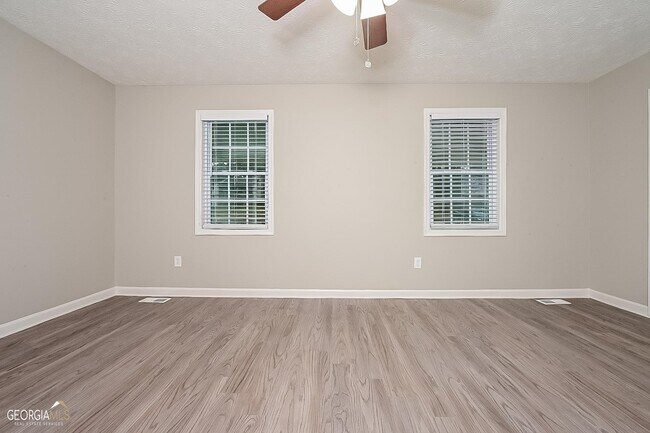 Building Photo - 9240 Chestnut Lake Dr