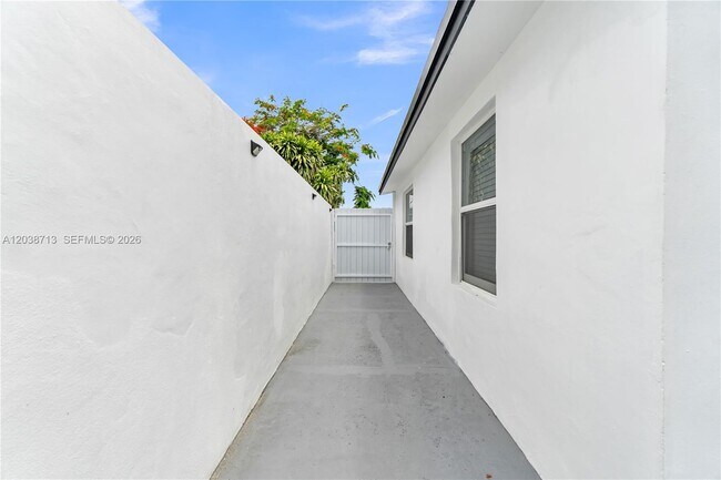Foto del edificio - 2600 NW 108th St