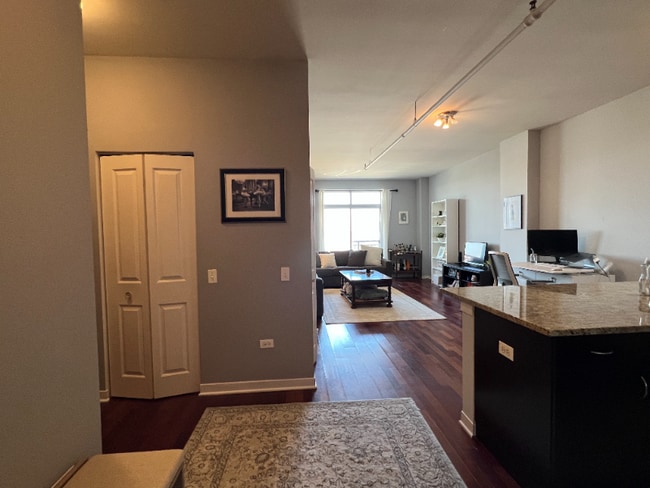 Photo - 511 W Division St Apartment