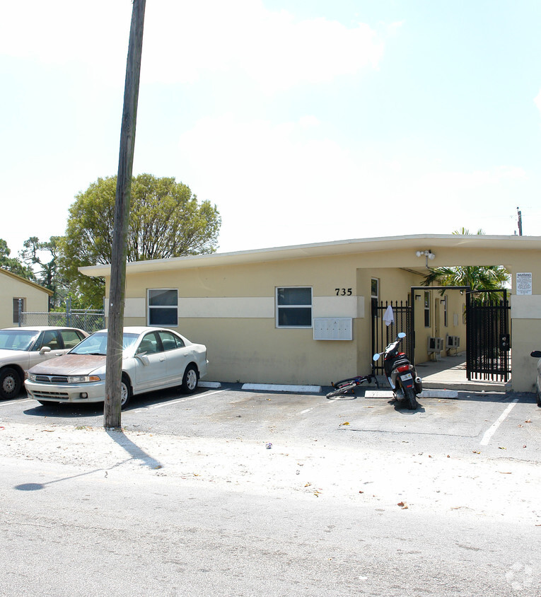 Building Photo - 735 NW 10th Ter