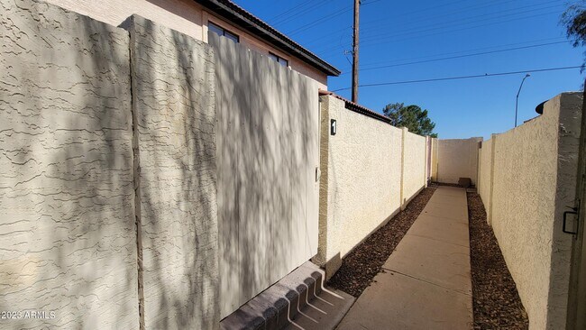 Foto del edificio - 6147 E Greenway St