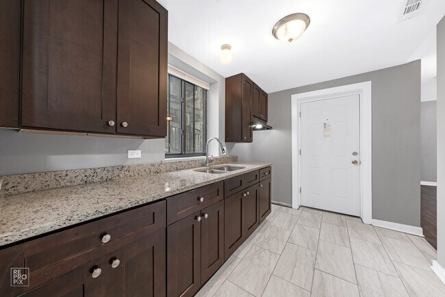 Foto del edificio - 11240 S Vernon Ave