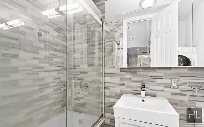 Building Photo - Perry Street