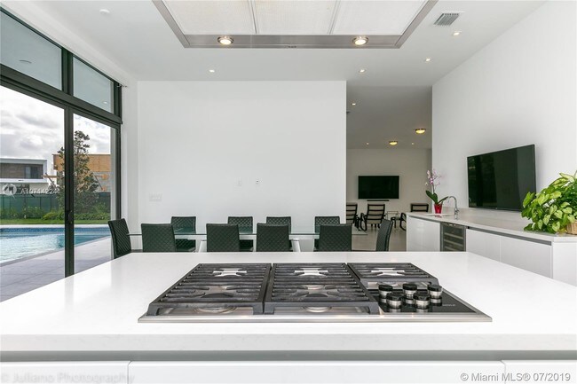 Building Photo - 16630 Sunset Way