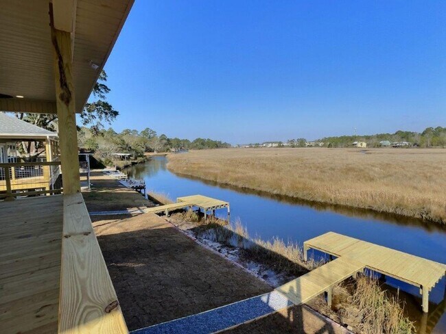 Foto del edificio - Fully Furnished 2 BD/2 BA Retreat on the Bayou