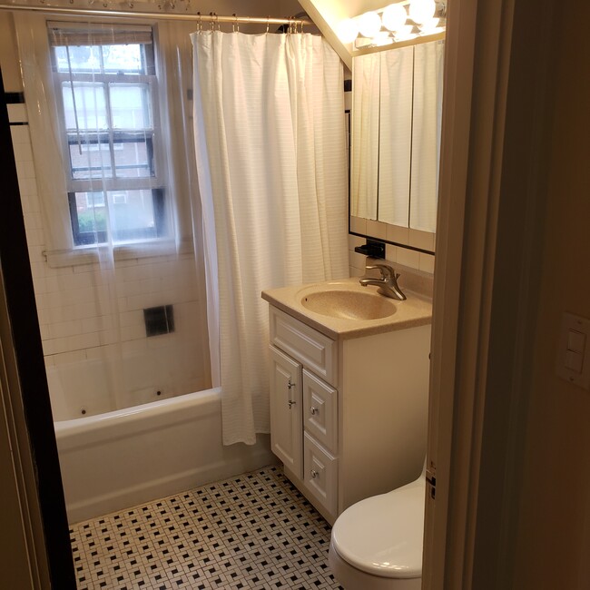 Full bath - 260 Main St