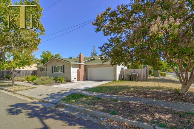 Building Photo - Old Roseville 3 bedroom home with upgrades