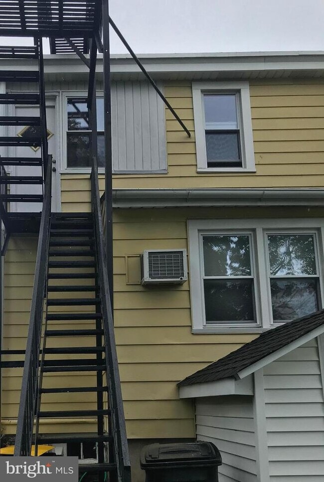 Building Photo - 129 Cedar St