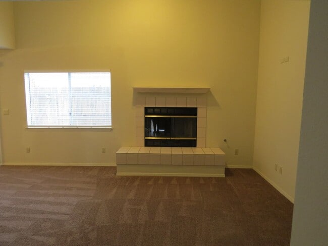 Building Photo - 450 Avenida De Socios