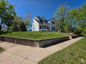 Building Photo - 927 E Grand Ave
