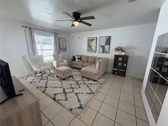 Foto del edificio - 15219 Westminister Ave