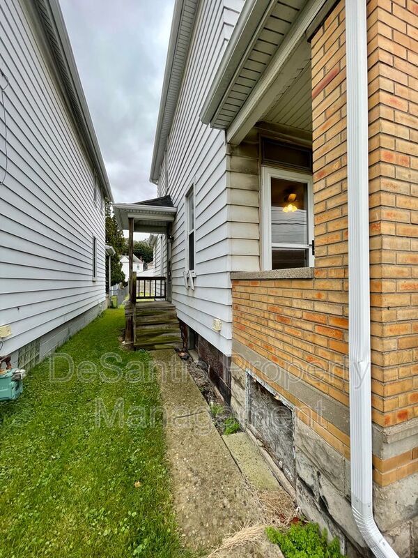 Building Photo - 710 4th Ave