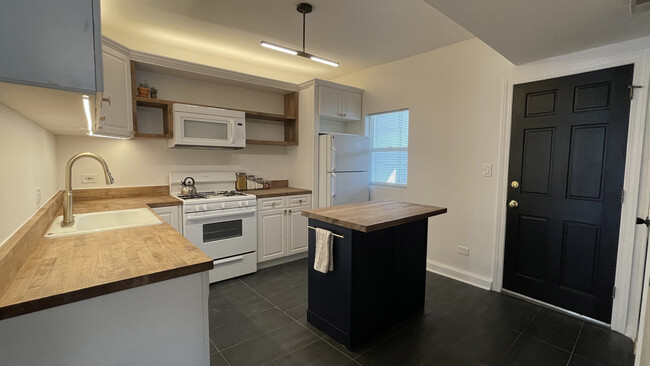 KITCHEN - 2719 W Melrose St