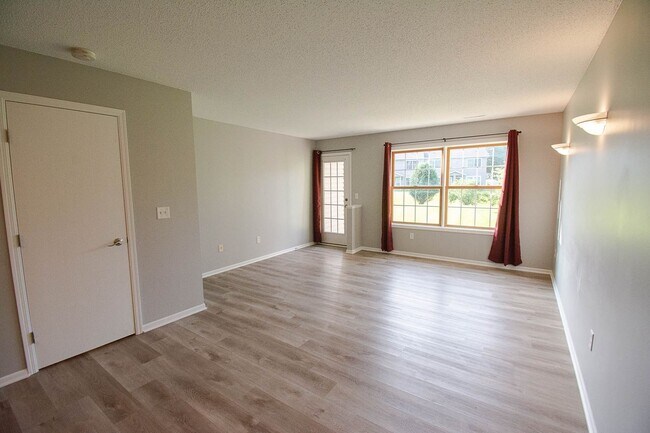 Building Photo - 2 Bedroom Townhome off West Circle Drive