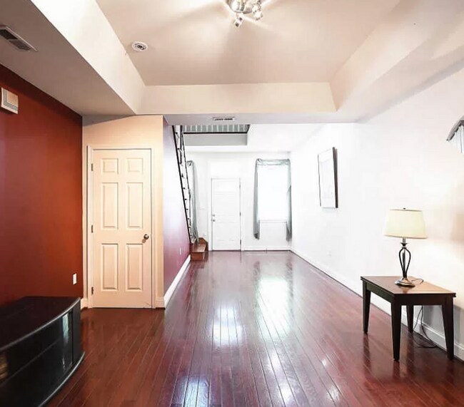 Foto del edificio - Charming Spacious row home in great downto...