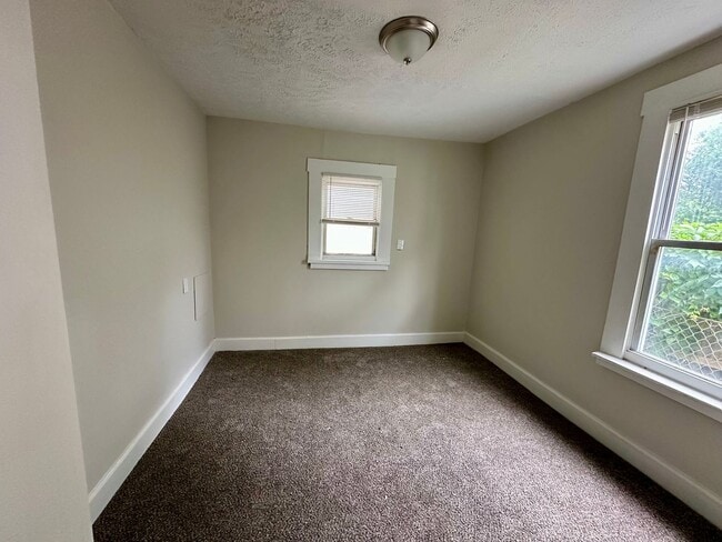 Building Photo - HOOVEN:  Cute 3 bedroom 1 bath home.