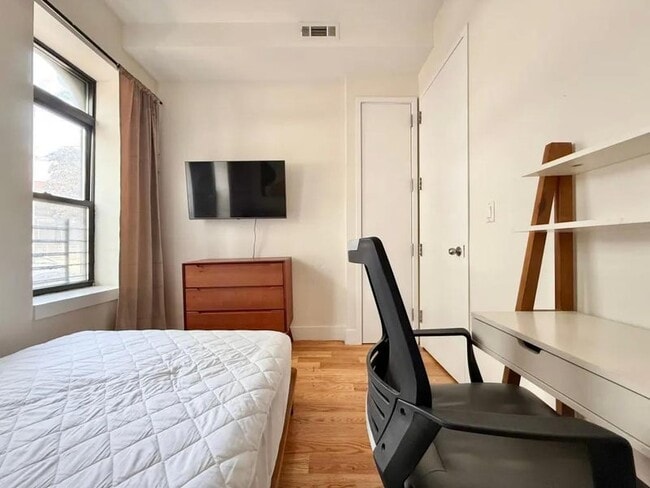 Building Photo - Nice room in a good neighborhood