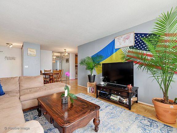 Foto del edificio - 2740 N Pine Grove Ave