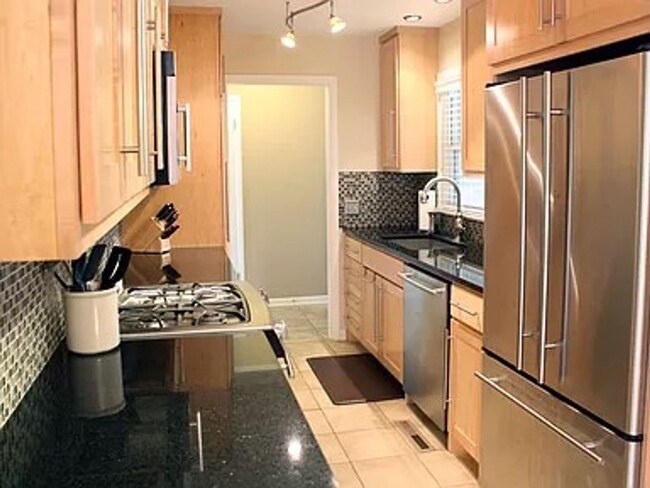 Foto del edificio - MUST SEE- Updated kitchen/Hardwood floors ...