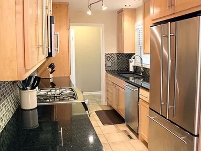Foto del edificio - MUST SEE- Updated kitchen/Hardwood floors 3 bed/2bath!! Coming soon!