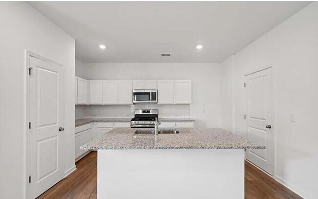 Building Photo - 2128 Boxwood Cir