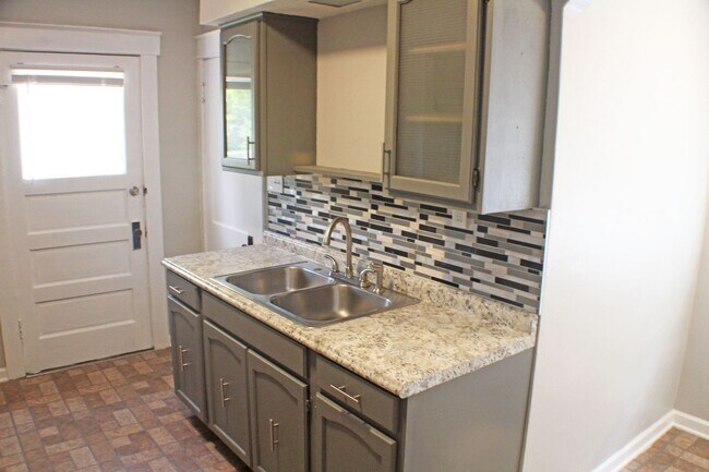 Foto del edificio - Dwight Ave House:New Year, New Home: 50% O...