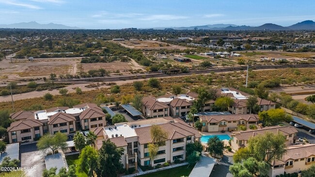 Building Photo - 2550 E River Rd