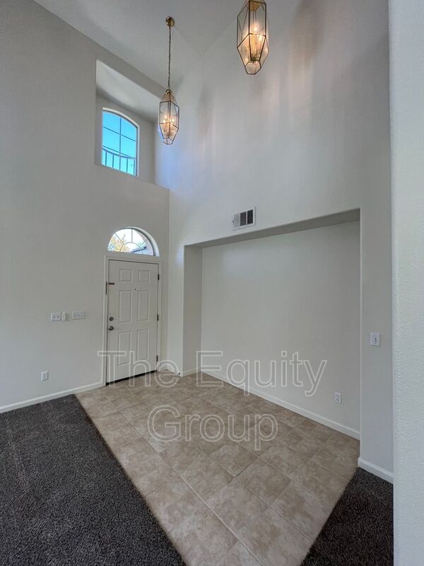 Building Photo - 2650 S Peppertree St