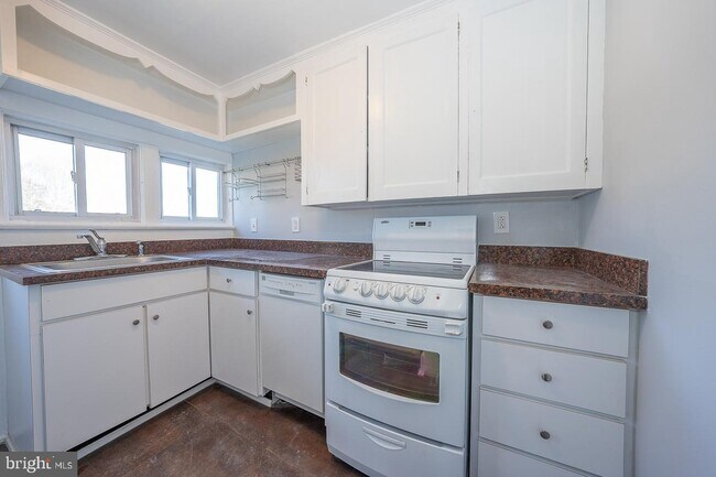 Building Photo - 211 Grayling Ave