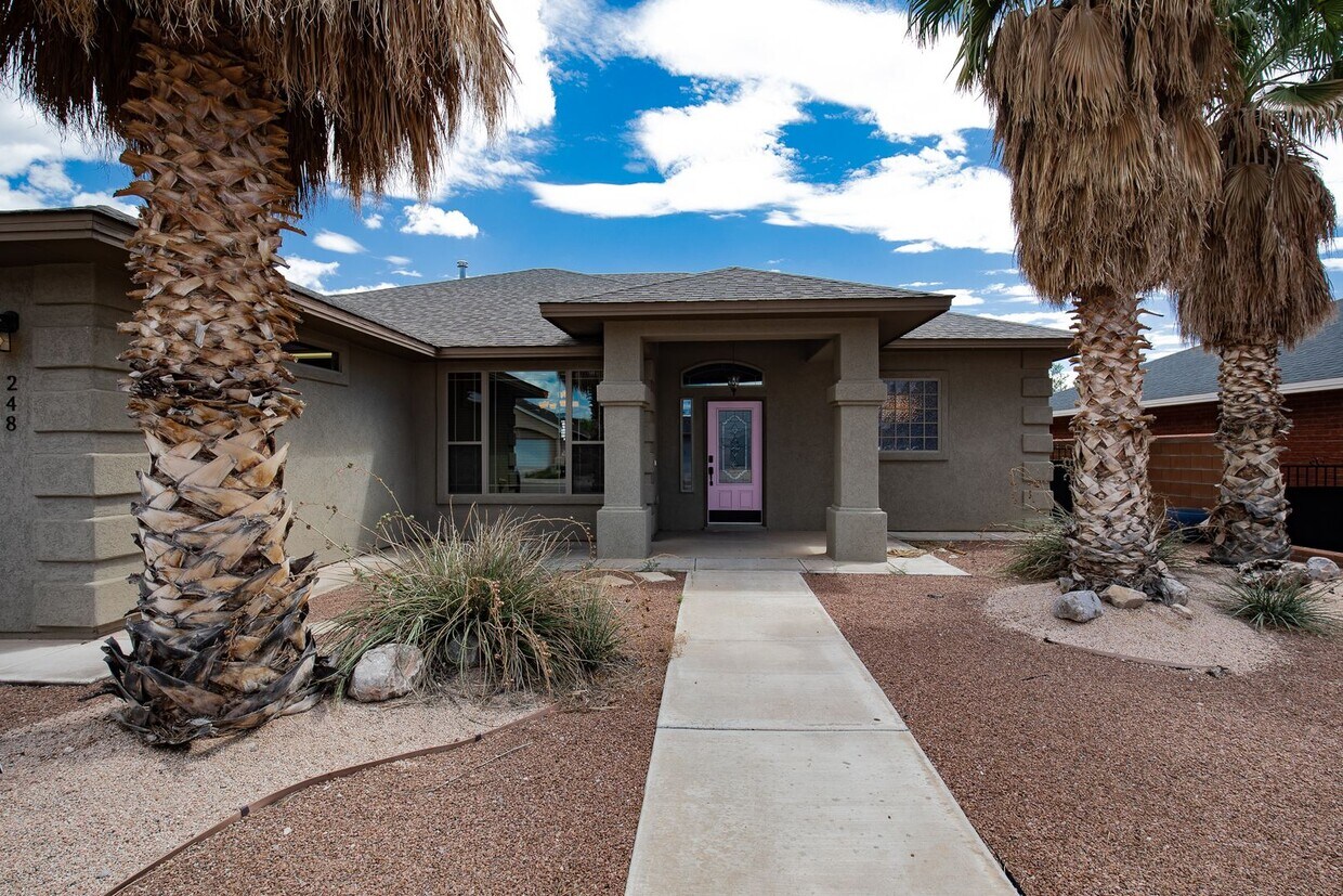 Foto principal - Beautiful Home W/Solar Panels