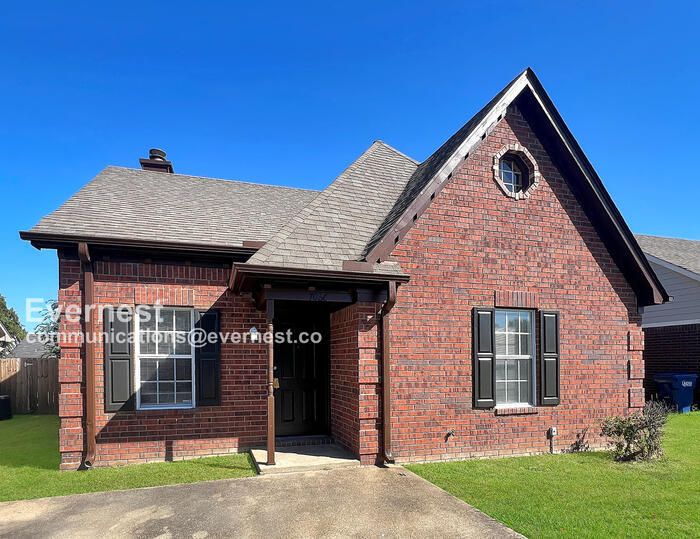 Foto principal - 7036 Foxhall Dr