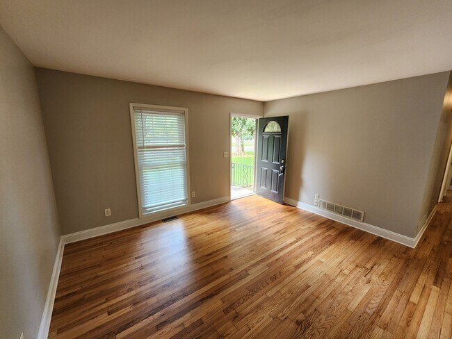 Foto del edificio - 829 E Glochester Pl NW