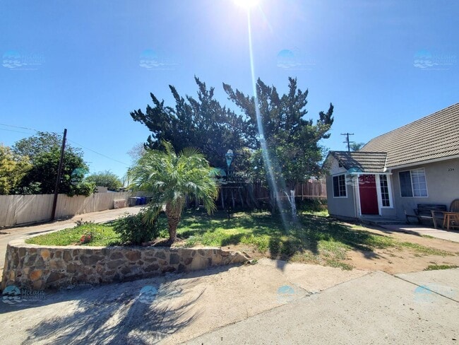 Building Photo - 2B/1B Home in Fallbrook!