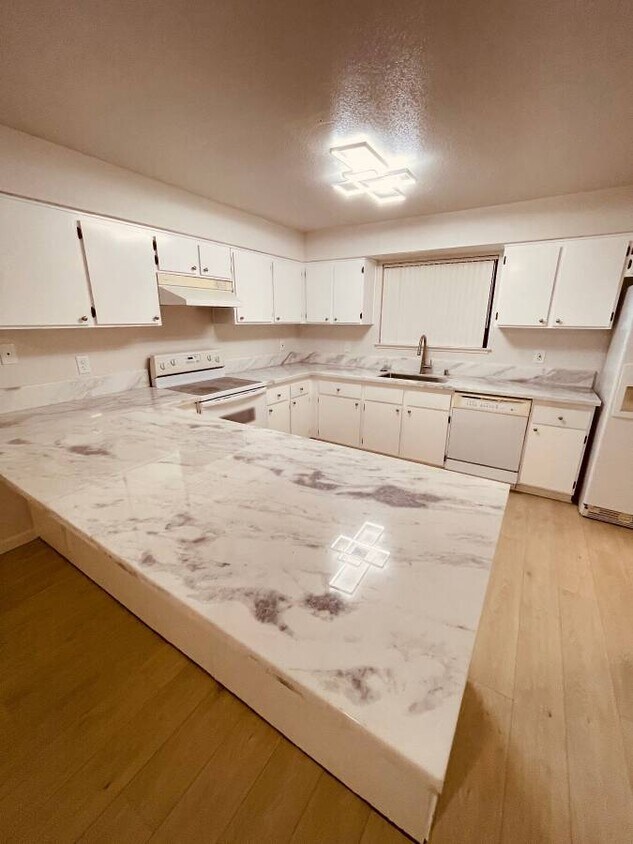 Moderna COCINA ABIERTA - 7963 Arcade Lake Ln