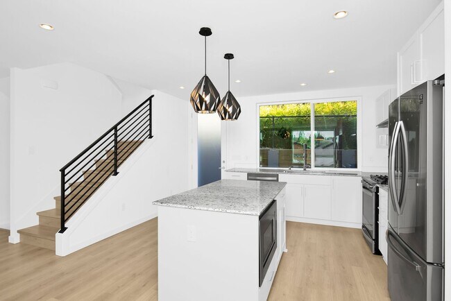 Foto del edificio - Contemporary 3 Bedroom 3 Bath with Attached Garage in Beacon Hill
