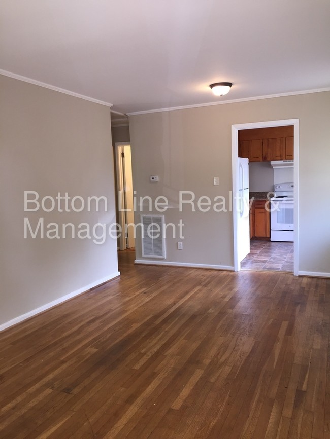 Building Photo - 1324 Wembley Dr