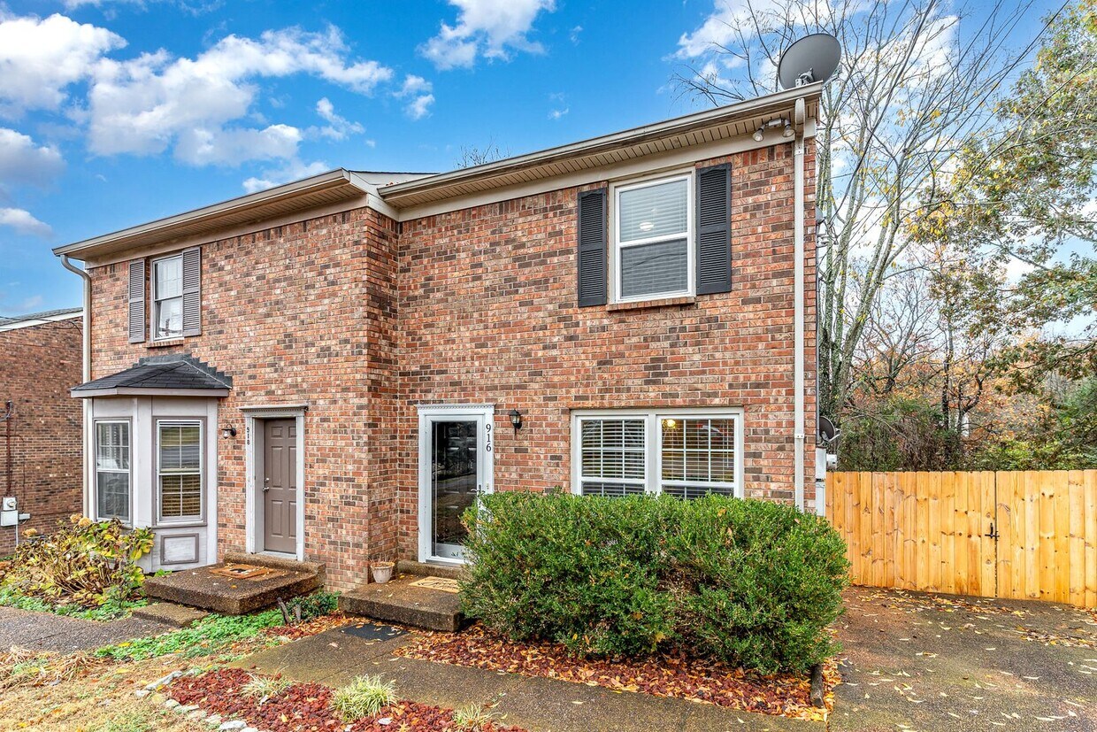 Foto principal - Donelson Freshly Updated 2 Bdrm Townhome A...