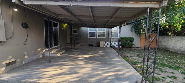 Foto del edificio - 2620 Truxtun Ave
