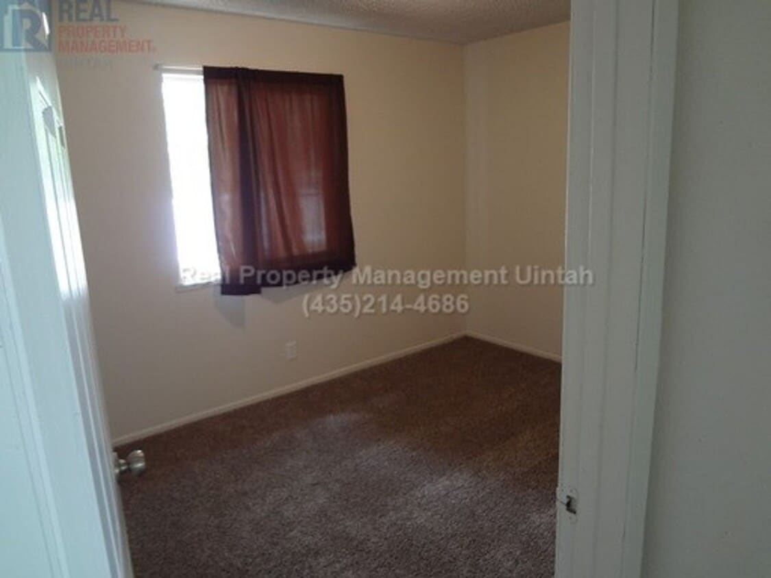Building Photo - 2 bedroom, 1 Bath Duplex in Roosevelt!