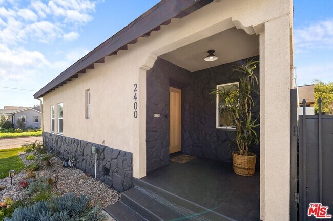 Building Photo - 2400 W 74th St