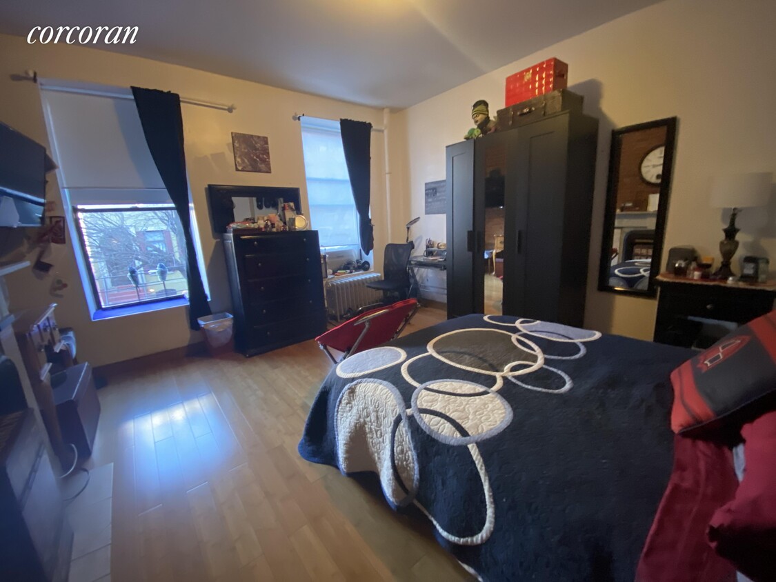 Foto principal - 454 W 47th St