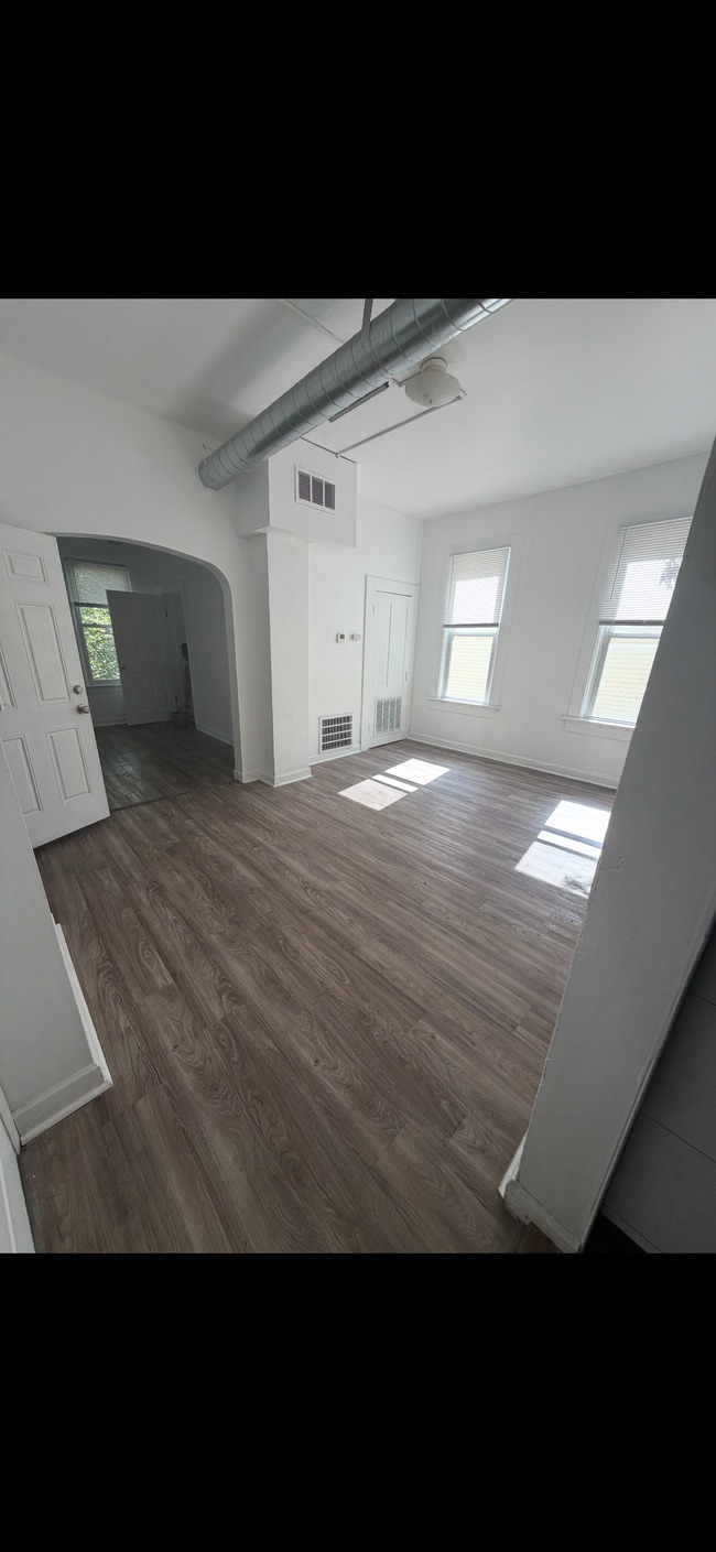 Building Photo - 152 E 107th St