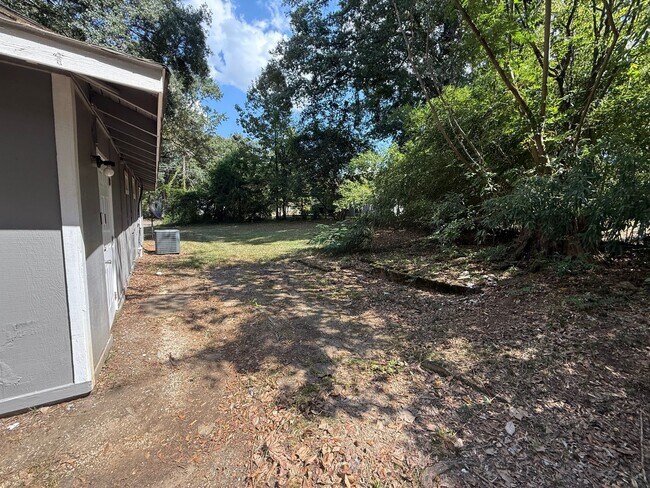 Foto del edificio - ** 3 bed 1 bath located in Forest Hills ** Call 334-366-9198 to schedule a self showing